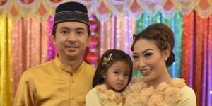 Ayu Dewi Gelar Upacara `Mandi Lemon` untuk Putrinya