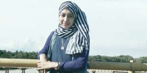 #HOTD: Hijab Garis-garis Cantik Ratih Nugraheni