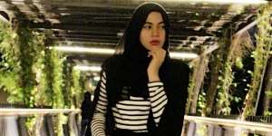 #HOTD: Gaya Monokrom Dessy Eka Purnama