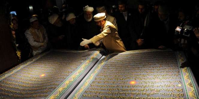 Hukum Membaca Mushaf Alquran Saat Salat