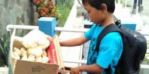 Kisah Eko, Anak Yatim yang Berjuang Demi Sang Ibu