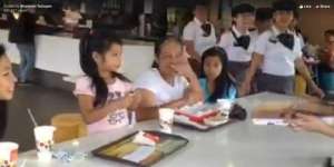 Kejutan Haru Pegawai Restoran untuk Gadis Cilik