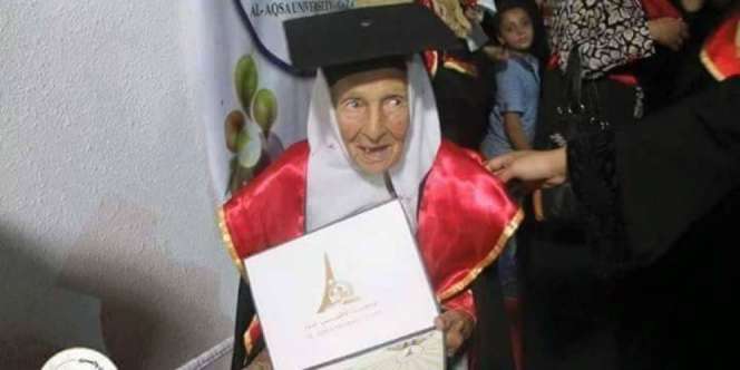 Kegigihan Nenek Palestina Raih Sarjana di Usia 82 Tahun