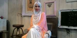 April Yasmine Tekuni Bisnis Travel