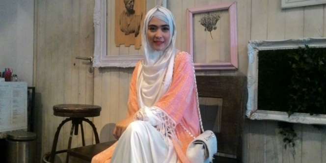 April Yasmine Tekuni Bisnis Travel