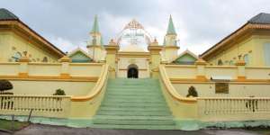 Uniknya Masjid Putih Telur di Kepulauan Riau