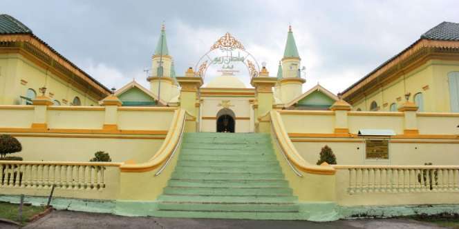 Uniknya Masjid Putih Telur di Kepulauan Riau