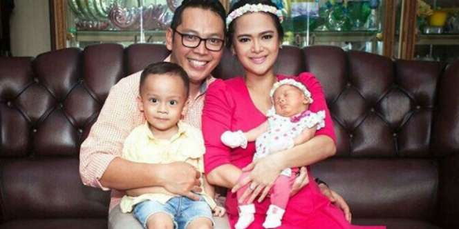 Cara Pasangan Artis Kenalkan Pendidikan Agama ke Buah Hati