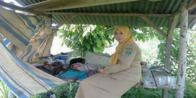 Memprihatinkan, Wanita Lahirkan Anak di Tengah Sawah Sendirian
