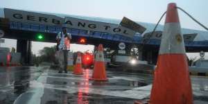 Banjir Bekasi, Gerbang Tol Cikunir 2 Roboh 