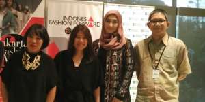 Koleksi Co-Identity Dian Pelangi di London Fashion Week