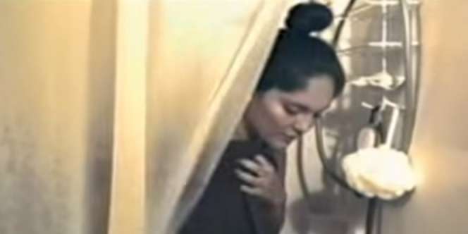 Iseng Rekam Istri Saat Mandi, Suami Kaget Lihat Sosok... 