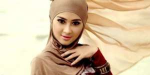 Hijabers.. Ini Tips Menghilangkan Lem di Tangan
