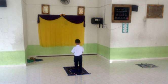 Foto Bocah Salat Dhuha Ini Hebohkan Netizen