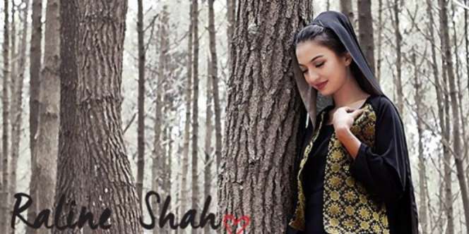 Gaya Klasik Andalan Raline Shah