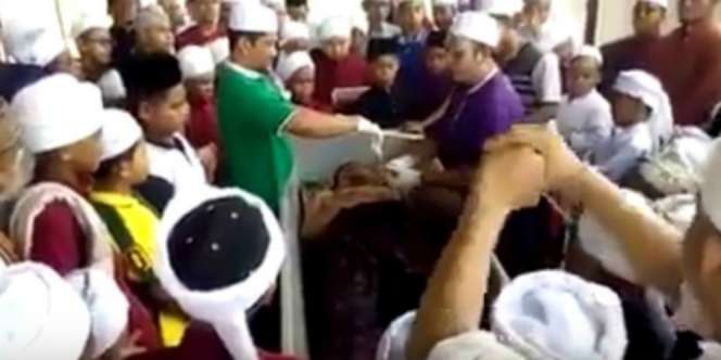 Jenazah Dimandikan Tiba-tiba Bangkit dan Bersin