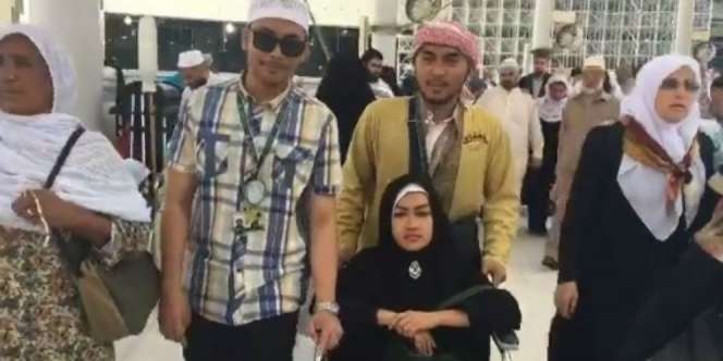 Kaki Bengkak Saat Umrah, Julia Perez Pakai Kursi Roda