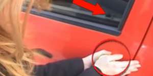 Trik Buka Pintu Mobil Terkunci Pakai Bola Tenis