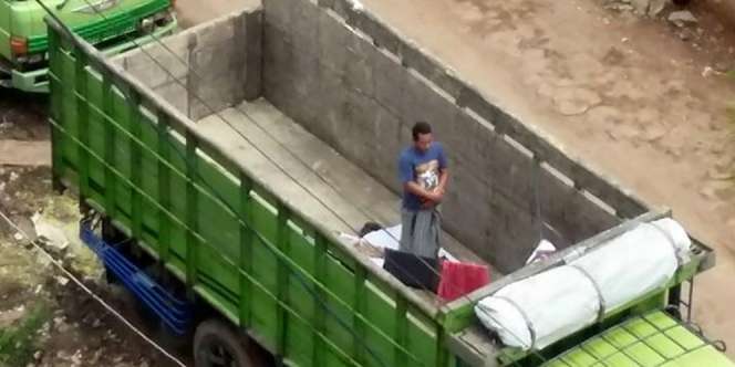 Heboh Sopir Salat di Dalam Bak Truk 
