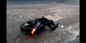 Detik-detik Banjir Seret Motor Ratusan Meter 