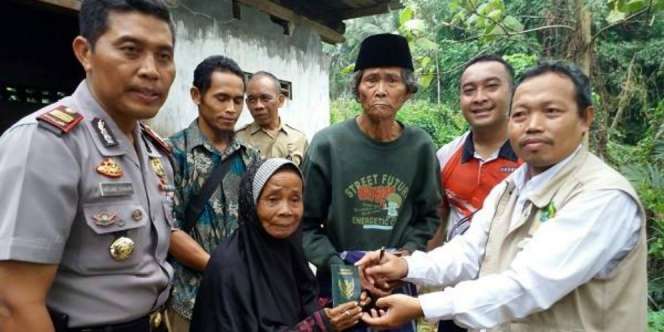 Mengharukan, Pemulung Banjarnegara Menikah di Gubuk Mungil