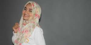 Tips Pakai Jilbab Tidak Menerawang ala Fatin