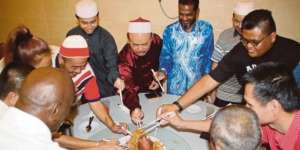 Masuk Islam Setelah Lihat Sosok Misterius...