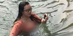 Gadis `Nyemplung` Danau Cuma Demi Selamatkan iPhone
