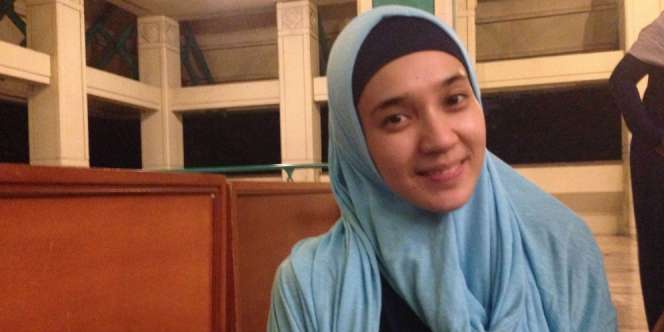 Cantiknya Gaya Hijab Simpel Dhini Aminarti