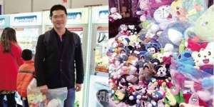 Kelewat Jago, Pria Ini Dilarang Main Capit Boneka
