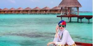 Tips Outfit Hijab Buat Plesir ke Pantai