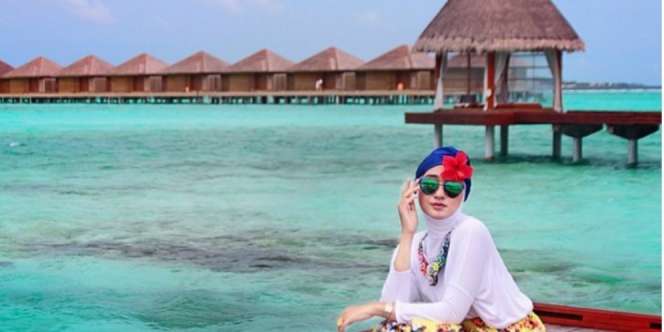 Tips Outfit Hijab Buat Plesir ke Pantai