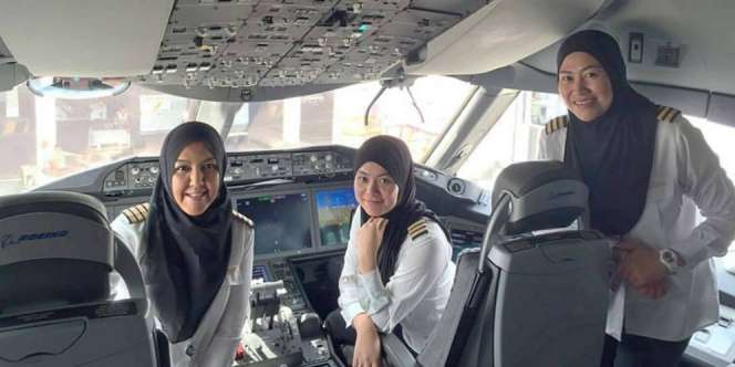 `Trio Hijaber` Pilot Boeing 787 Panen Pujian