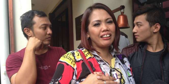 Elly Sugigi Menangis Jenguk Saipul Jamil