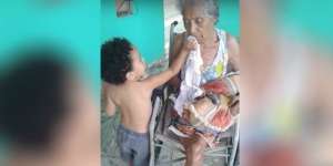 Aksi Menyentuh Bocah Suapi Nenek Berkebutuhan Khusus
