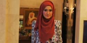 Gaya Lulu El Hasbu Pakai Sneaker