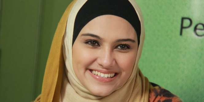 Cantiknya Zeezee Shahab dalam Balutan Gamis