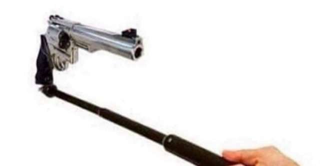 Ini Akibat Nekat Selfie Pakai Pistol Bareng Pacar