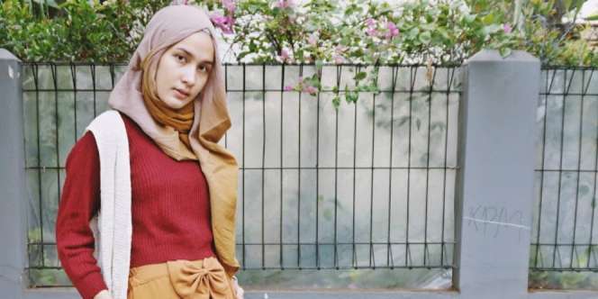 Dwi Handayani: Gaya Vintage Merah Tua dan Cokelat