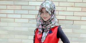 #HOTD: Paduan Sneakers dan Hijab Bunga-bunga Farah Ardhila