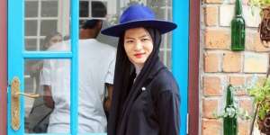 Aez Annisa: Gaya Hijaber dengan Topi 'Cartwheel'