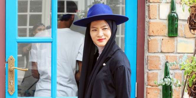 Aez Annisa: Gaya Hijaber dengan Topi 'Cartwheel'