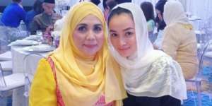 Heboh Kerudung Tya Arifin `Preman Pensiun`