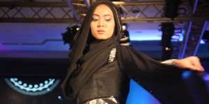 Paduan Rangrang dan Lombok Berbalut Hitam Besutan Ummi Pipik