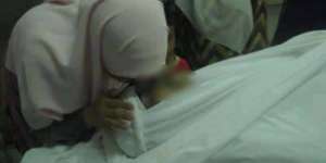 Kata Terakhir Istri Salihah Saat Mandikan Jasad Suami