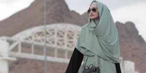 Shella Alaztha: Gaya Busana Syar'i Saat Jalani Umrah