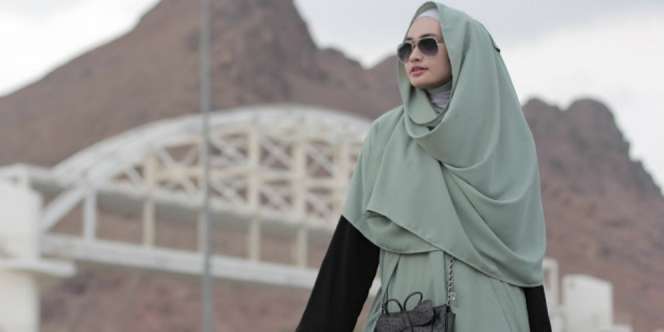 Shella Alaztha: Gaya Busana Syar'i Saat Jalani Umrah