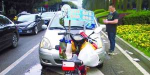 Tunjukan Nasionalisme, Pria Tabrakkan Skuter ke Mobil