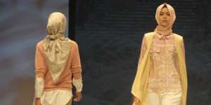 Ria Miranda Usung Takana Dalam Songket Minang