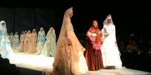 Koleksi Gaun Bridal Berkilau Swarovski ala Oki Setiana Dewi